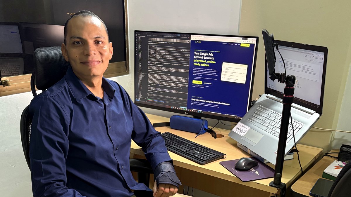 Pedro reviewing a FlowSEM analysis at his workstation
